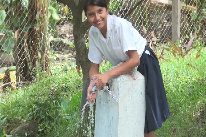 alumna agarra agua