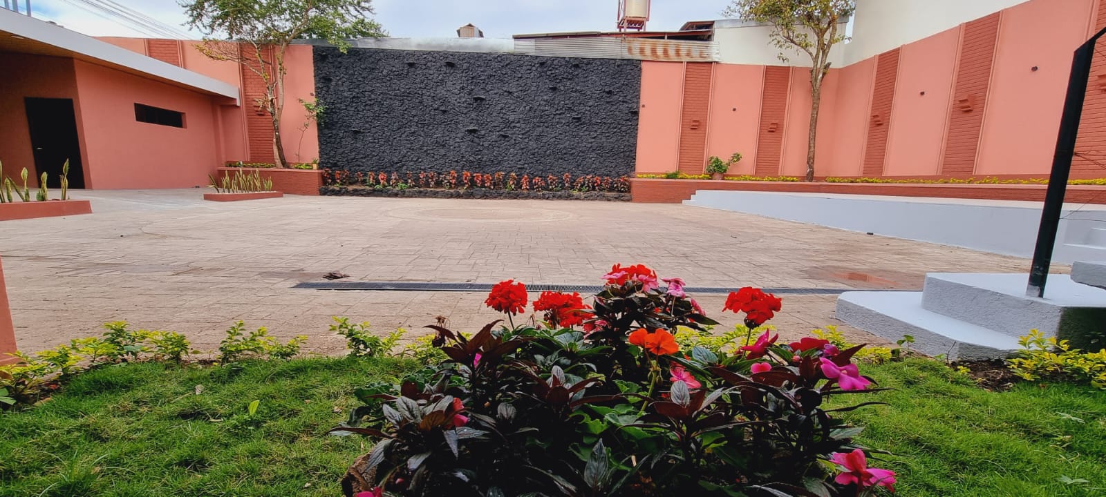 Imágenes de la Terraza Cultural en la Casa de Cultura y Creatividad